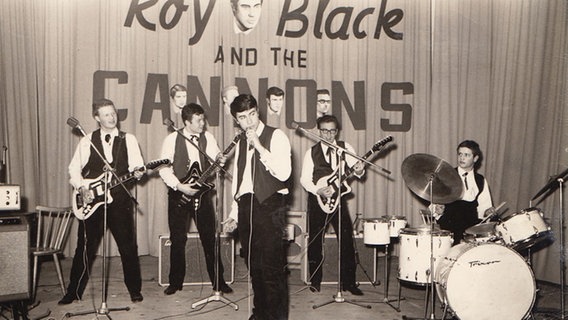 Roy Black bei einem Auftritt Anfang der 60er-Jahre mit seiner Rock'n'Roll-Band "Roy Black and The Cannons im Weißenberger Hof in Augsburg © picture alliance/dpa 