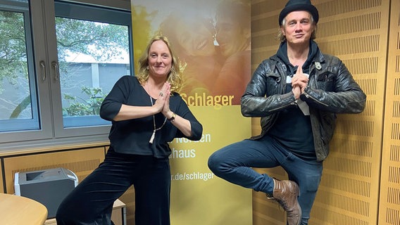 Schauspieler und Regisseur Ralf Bauer zusammen mit Moderatorin Silke Liniewski im NDR Schlager Studio © NDR Foto: Wolf-Rüdiger Leister