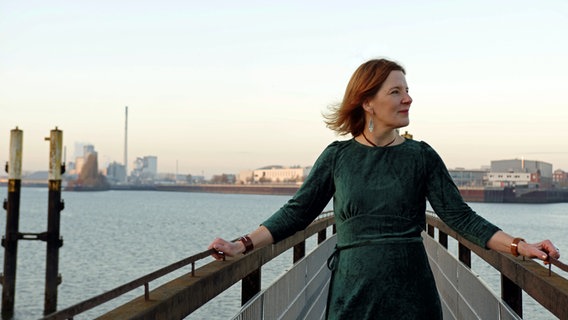 Die Plattdeutsch-Sängerin Sabine Hermann an einem Schiffsanleger, Pressefoto Die Plattdeutsch-Sängerin Sabine Hermann an einem Schiffsanleger, Pressefoto © Jannick Mayntz / Sabine Hermann Foto: Jannick Mayntz