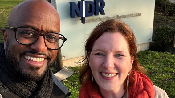 Yared Dibaba mit der Sängerin Sabine Hermann vor dem NDR Landesfunkhaus Niedersachsen in Hannover © NDR Foto: Yared Dibaba