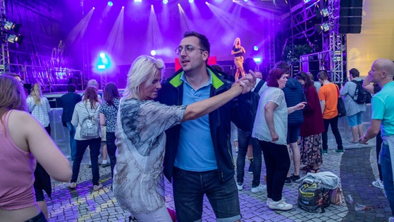 Publikum tanzt vor der NDR Schlager Bühne beim Tag der Niedersachsen 2022 in Hannover Publikum tanzt vor der NDR Schlager Bühne beim Tag der Niedersachsen 2022 in Hannover © NDR / Axel Herzig Foto: Axel Herzig