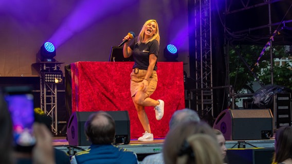 Moderatorin Kaya Laß auf der NDR Schlager Bühne beim Tag der Niedersachsen 2022 in Hannover © NDR / Axel Herzig Foto: Axel Herzig