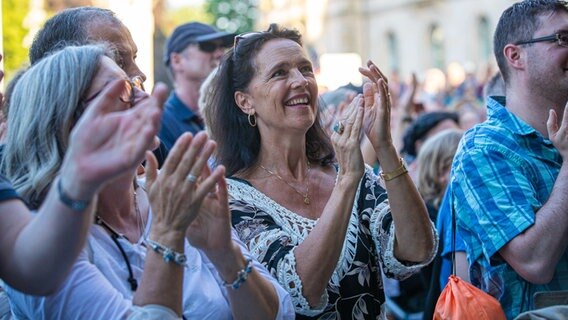 Besucher vor der NDR Schlager Bühne beim Tag der Niedersachsen 2022 in Hannover © NDR / Axel Herzig Foto: Axel Herzig