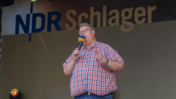 Moderator Michael Thürnau auf der NDR Schlager Bühne beim Tag der Niedersachsen 2022 in Hannover © NDR / Axel Herzig Foto: Axel Herzig