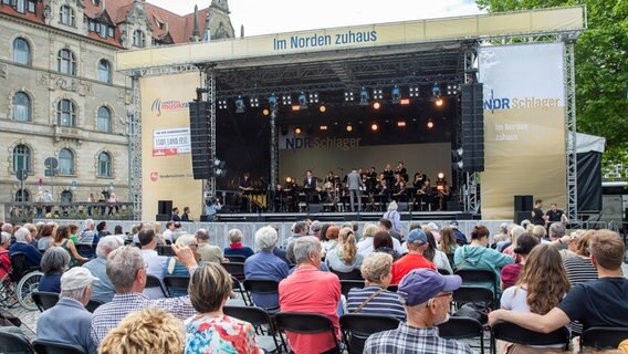 Landesjugendjazzorchester "Wind Machine" auf der NDR Schlager Bühne beim Tag der Niedersachsen 2022 in Hannover © NDR / Axel Herzig Foto: Axel Herzig