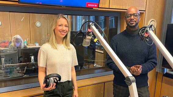 NDR Schlager Moderator Yared Dibaba zusammen mit der Sängerin Norma im Studio © Norma Schulz / NDR Foto: Levke Schulz