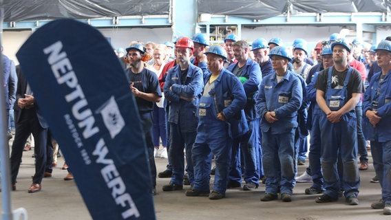 Werftarbeiter der Neptunwerft © Imago 