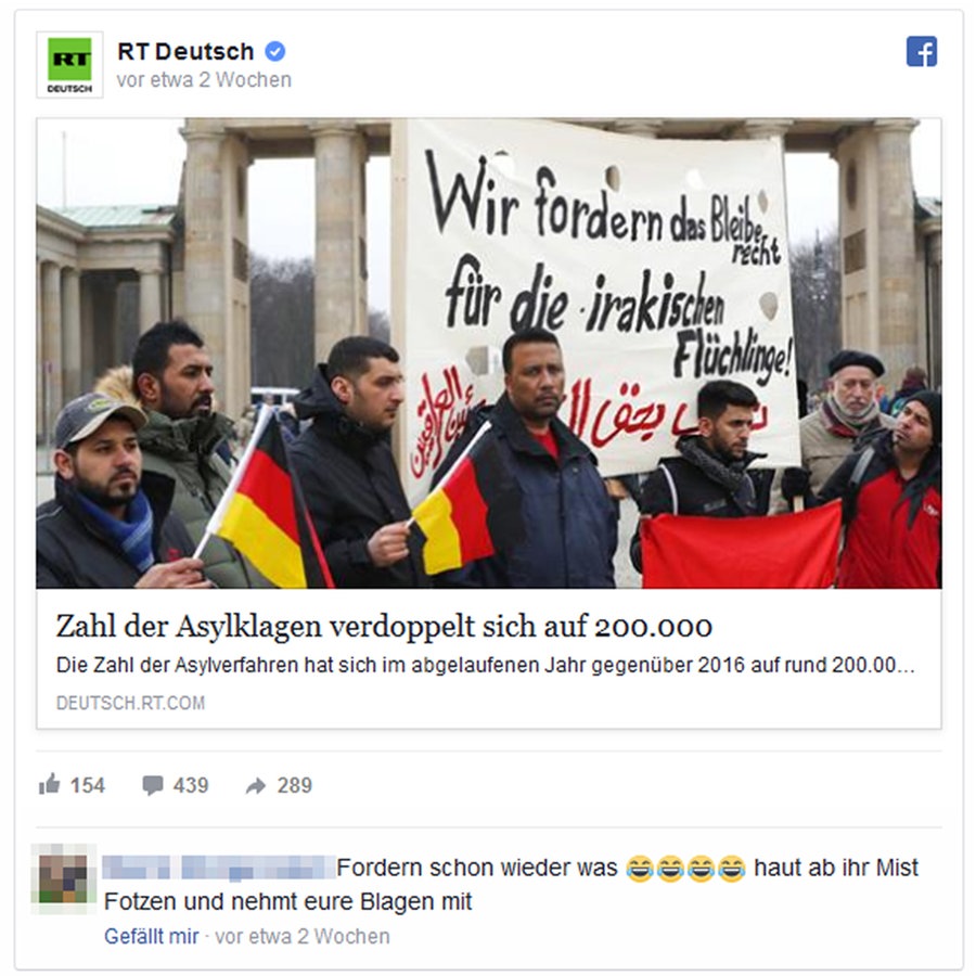 Unter einem Facebook-Posting von "RT Deutsch" über die Klage gegen Asylbescheide sind viele hetzerische Kommentare eingelaufen. Exemplarisch wird folgender dargestellt: "Fordern schon wieder was. Haut ab ihr Mist Fotzen und nehmt eure Blagen mit" [sic] © RT Deutsch Foto: Screenshot / Montage NDR