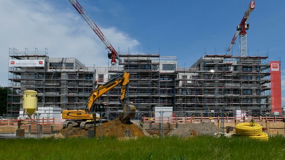 In einem Wohngebiet werden neue Mehrfamilienhäuser gebaut. © picture alliance / Bildagentur-online/Schöning Foto: Bildagentur-online/Schöning