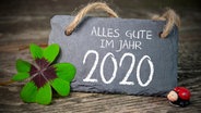 Eine Schiefertafel, auf der "Alles Gute im Jahr 2020" steht. © Colourbox 