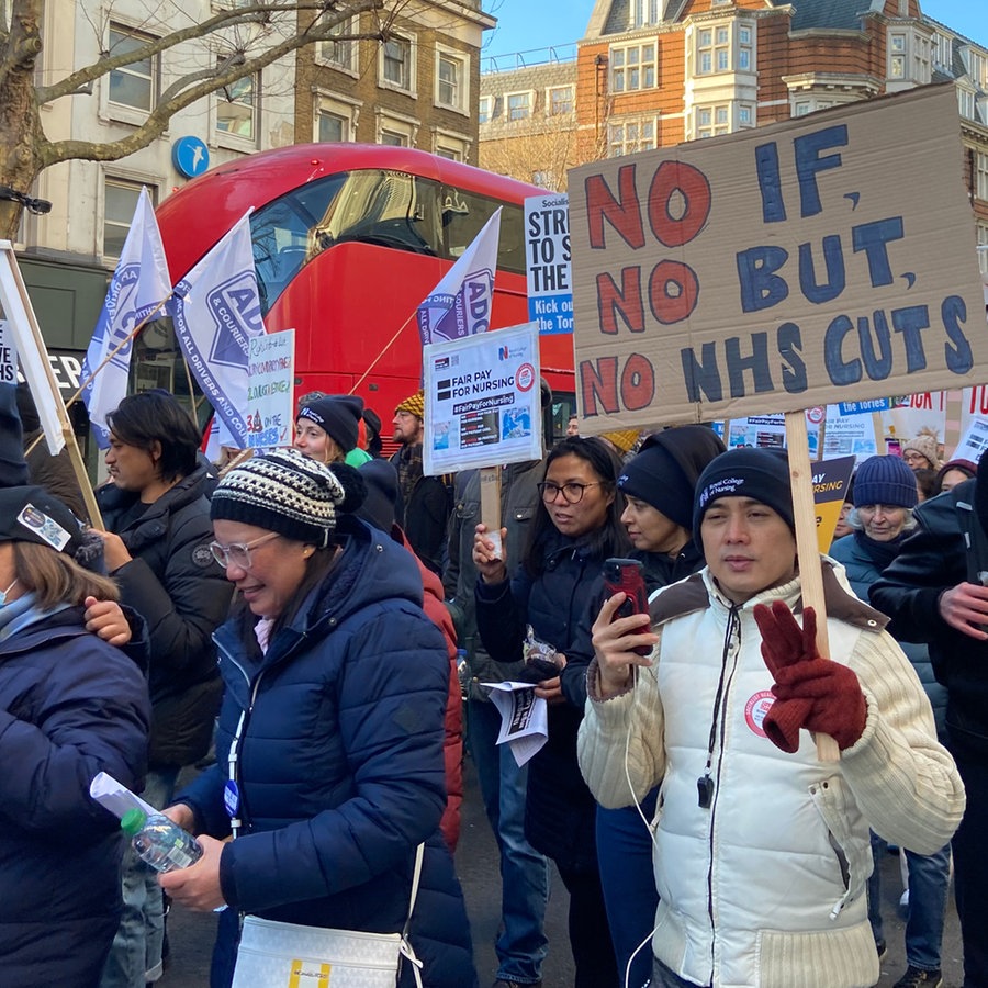 Streikende gegen Kürzungen im britischen Gesundheitssystem NHS in London © NDR Foto: Gabi Biesinger