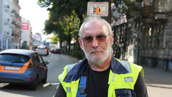 Jürgen Reifschläger steht auf der Stresemannstraße in Hamburg. © NDR Foto: Wolf-Hendrik Müllenberg