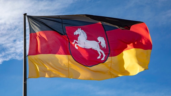 Flagge des Bundeslandes Niedersachsen mit Niedersachsenross. © picture alliance/Geisler-Fotopress Foto: Robert Schmiegelt