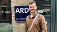 NDR Mitarbeiter Niels Walker steht vor dem ARD-Studio in London © NDR Foto: Niels Walker