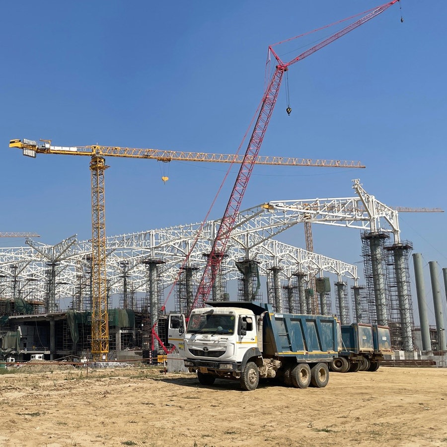Baustelle des internationalen Flughafens Noida im Grossraum Delhi © NDR Foto: Peter Hornung