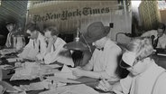 Collage eines Fotos der "New York Times"-Redaktion aus der ersten Häfte des 20. Jahrhunderts mit Gebäudeaufnahmen des aktuellen Redaktionssitzes in New York. © NDR Foto: Screenshot