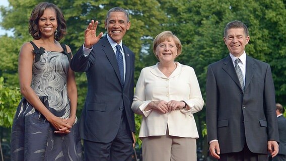 Barack und Michelle Obama sowie Angela Merkel und Joachim Sauer stehen nebeneinander und lächeln. © dpa bildfunk Foto: Rainer Jensen