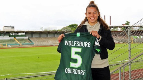 Fußballerin Lena Oberdorf präsentiert ihr neues Trikot beim VfL Wolfsburg. © VfL Wolfsburg 