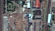 Satellitenbild des Kriegsgefangenenlagers in Oleniwka, Ukraine. In der Bildmitte der zerstörte Gebäudetrakt. © Maxar Technologies/AP/dpa 