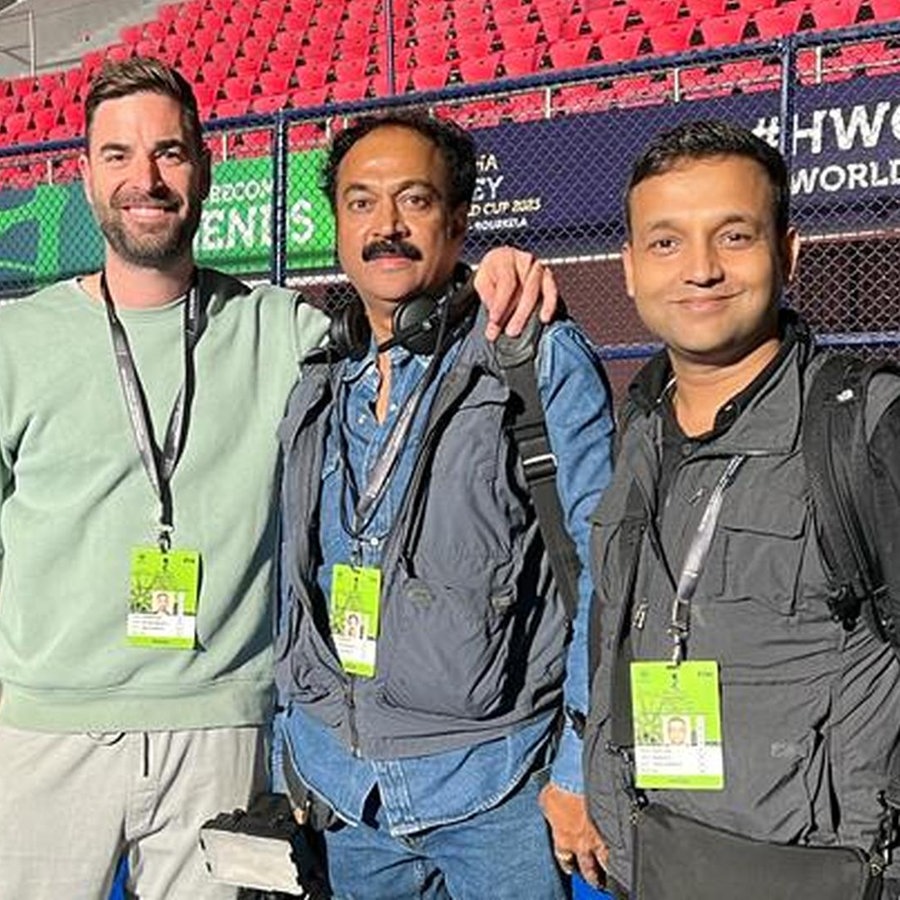 Neu-Delhi Fernseh-Korrespondent Oliver Mayer mit seinem Kamarateam beim Finale der Hockey-WM 2023 in Indien © NDR Foto: Oliver Mayer