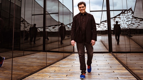 Dirigent Alan Gilbert auf dem Dach der Elbphilharmonie Hamburg. © NDR Foto: Peter Hundert