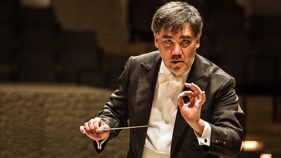 Konzertszene in der Elbphilharmonie Hamburg: Alan Gilbert dirigiert © NDR Foto: Peter Hundert