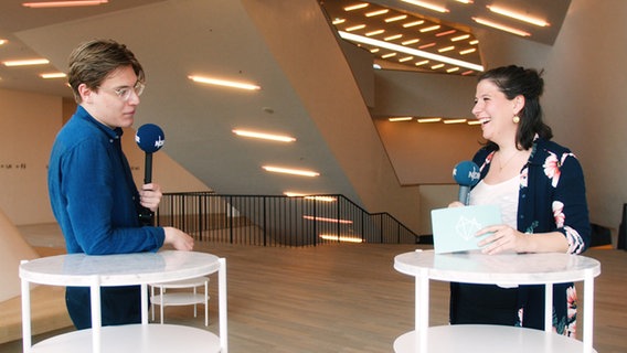 Screenshot: Dirigent Klaus Mäkelä im Gespräch mit Amanda Kleinbart. © NDR 