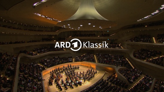 Ein Orchester im Großen Saal der Elbphilharmonie mit Schriftzug "ARD Klassik". © NDR Foto: Screenshot