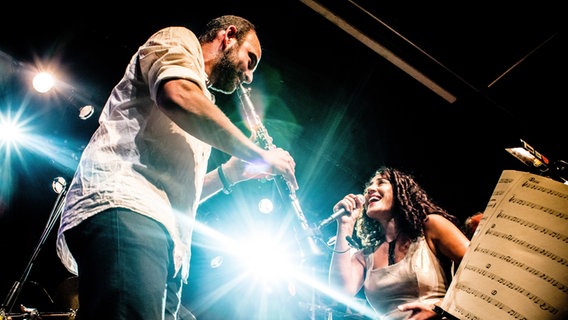 Kinan Azmeh mit Klarinette und Sängerin Aynur auf einer Bühne © Andy Spyra Foto: Andy Spyra