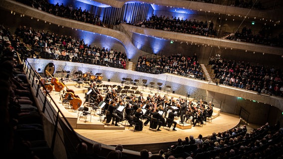 Das NDR Elbphilharmonie Orchester spielt im Rahmen des NDR Festivals "Kosmos Bartók" das Eröffnungskonzert in der Elbphilharmonie. © NDR/Andy Spyra Foto: Andy Spyra