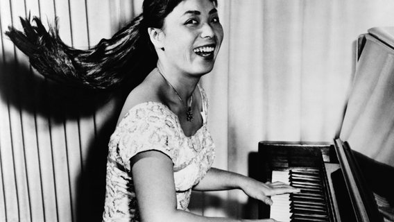 Jazzpianistin, Komponistin, Arrangeurin Toshiko Akiyoshi spielt am Klavier. © Imago 