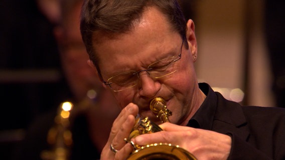 Screenshot: Ingolf Burkhardt von der NDR Bigband spielt beim Konzert "American Cool Jazz" in der Elbphilharmonie Hamburg die Flügelhorn. © NDR Bigband Foto: Screenshot