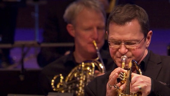 Screenshot: Ingolf Burkhardt von der NDR Bigband spielt beim Konzert "American Cool Jazz" in der Elbphilharmonie Hamburg die Trompete. © NDR Bigband Foto: Screenshot