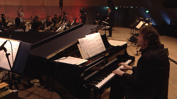 Screenshot aus dem Konzertmitschnitt aus der Elbphilharmonie Hamburg: Florian Weber von der NDR Bigband spielt Klavier. © NDR Bigband Foto: Screenshot
