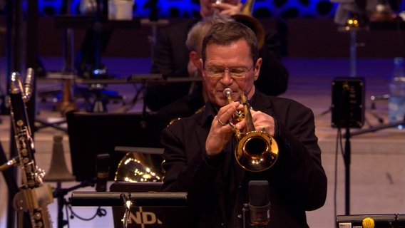 Screenshot: Ingolf Burkhardt von der NDR Bigband spielt beim Konzert "American Cool Jazz" in der Elbphilharmonie Hamburg die Trompete. © NDR Bigband Foto: Screenshot