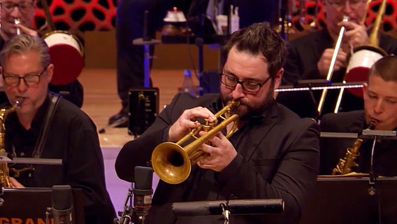 Screenshot aus dem Konzertmitschnitt aus der Elbphilharmonie Hamburg: Percy Pursglove von der NDR Bigband spielt Trompete. © NDR Bigband Foto: Screenshot