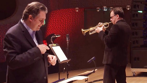 Screenshot: Claus Stötter von der NDR Bigband spielt beim Konzert "American Cool Jazz" in der Elbphilharmonie Hamburg das Flügelhorn. © NDR Bigband Foto: Screenshot