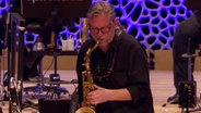 Screenshot aus dem Konzertmitschnitt aus der Elbphilharmonie Hamburg: Frank Delle von der NDR Bigband spielt Saxofon. © NDR Bigband Foto: Screenshot