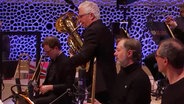 Screenshot aus dem Konzertmitschnitt aus der Elbphilharmonie Hamburg:  Dan Gottshall von der NDR Bigband spielt das Euphonium. © NDR Bigband Foto: Screenshot