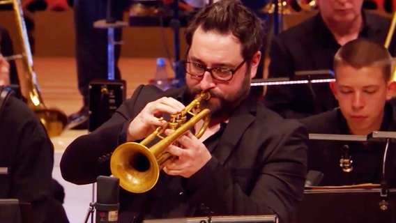 Screenshot aus dem Konzertmitschnitt aus der Elbphilharmonie Hamburg: Percy Pursglove von der NDR Bigband spielt Trompete. © NDR Bigband Foto: Screenshot