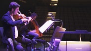 Mateusz Smoczynski vom Atom String Quartet auf der Bühne © NDR Foto: Veronika Emily Pohl