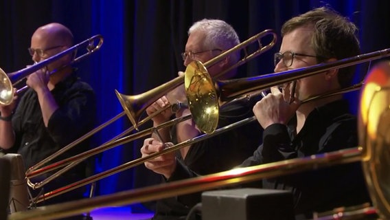 Die NDR Bigband spielt unter der Leitung von Rainer Tempel das Programm "Serious Fun" im Rolf-Liebermann-Studio. © NDR Bigband/Screenshot Foto: Screenshot