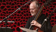 Screenshot: Bassist Ingmar Heller spielt mit der NDR Bigband das Programm "Big Baroque" in der Elbphilharmonie Hamburg. © NDR Bigband Foto: Screnshot