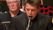 Screenshot: Klarinettist Julius Gawlick spielt mit der NDR Bigband das Programm "Big Baroque" in der Elbphilharmonie Hamburg. © NDR Bigband Foto: Screnshot