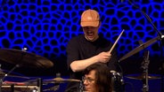 Screenshot: Schlagzeuger Silvan Strauss von der Gruppe TOYTOY spielt mit der NDR Bigband das Programm "Big Baroque" in der Elbphilharmonie Hamburg. © NDR Bigband Foto: Screnshot