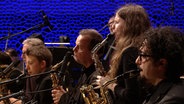 Screenshot: Baritonsaxofonist Luigi Grasso spielt mit der NDR Bigband das Programm "Big Baroque" in der Elbphilharmonie Hamburg. © NDR Bigband Foto: Screnshot