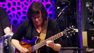 Screenshot: Gitarristin Sandra Hempel spielt mit der NDR Bigband das Programm "Big Baroque" in der Elbphilharmonie Hamburg. © NDR Bigband Foto: Screnshot