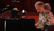 Screenshot: Pianist Stefano Bollani während des Konzerts mit der NDR Bigband in Hannover im September 2021. © NDR Bigband Foto:  Screenshot