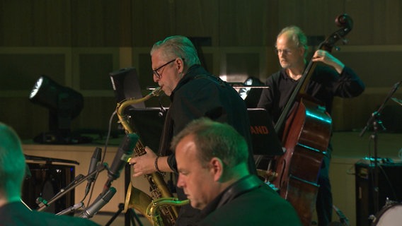 Screenshot: Saxofonist Frank Delle während des Konzerts mit der NDR Bigband in Hannover im September 2021. © NDR Bigband Foto: Screenshot