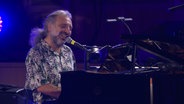 Screenshot: Pianist Stefano Bollani während des Konzerts mit der NDR Bigband in Hannover im September 2021. © NDR Bigband Foto: Screenshot